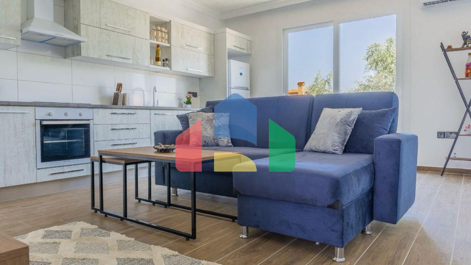 2-комнатные апартаменты 52 м2 с террасой на крыше 30 м2 и полным комплектом мебели