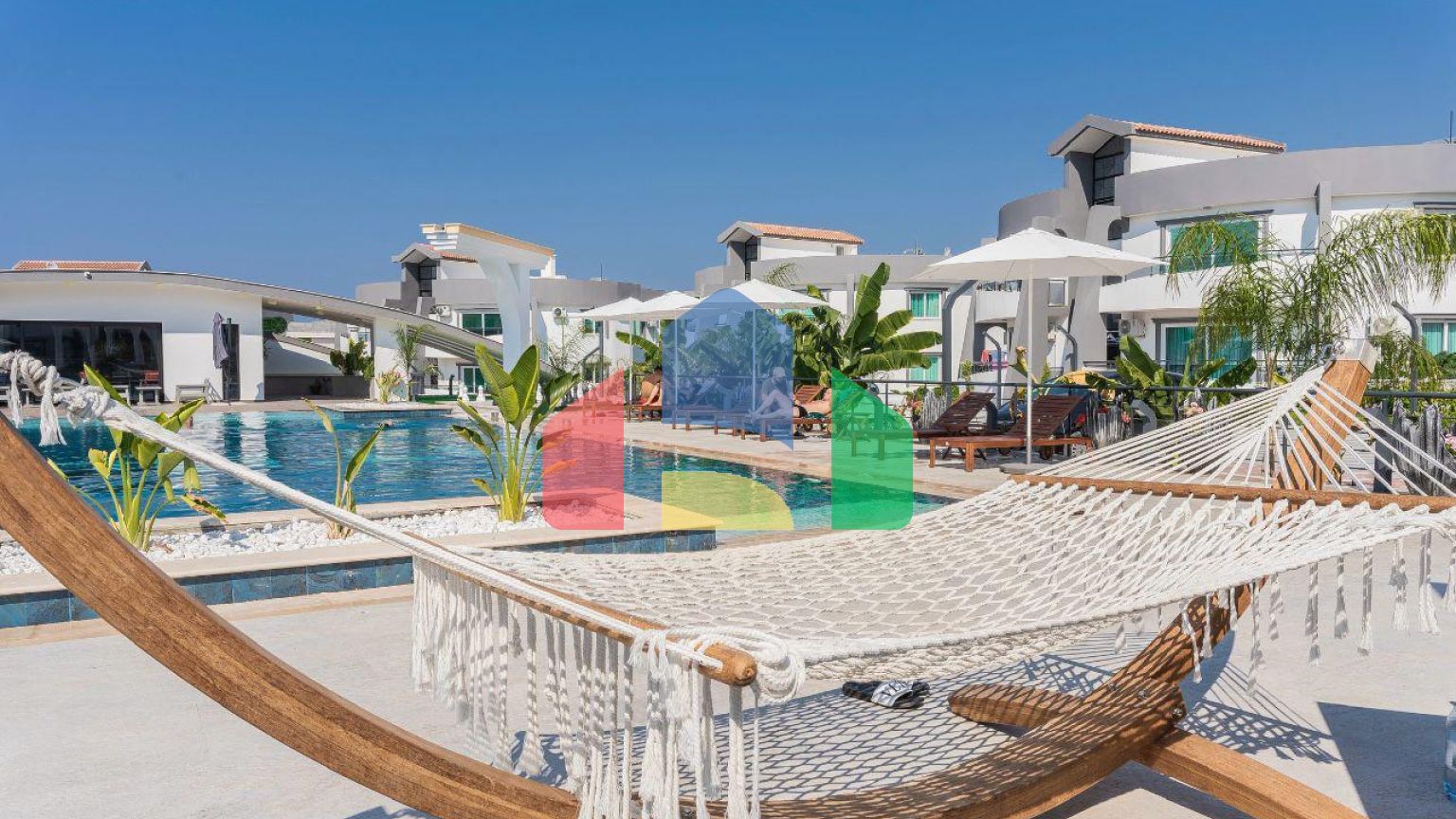 2-комнатные апартаменты 52 м2 с террасой на крыше 30 м2 и полным комплектом мебели