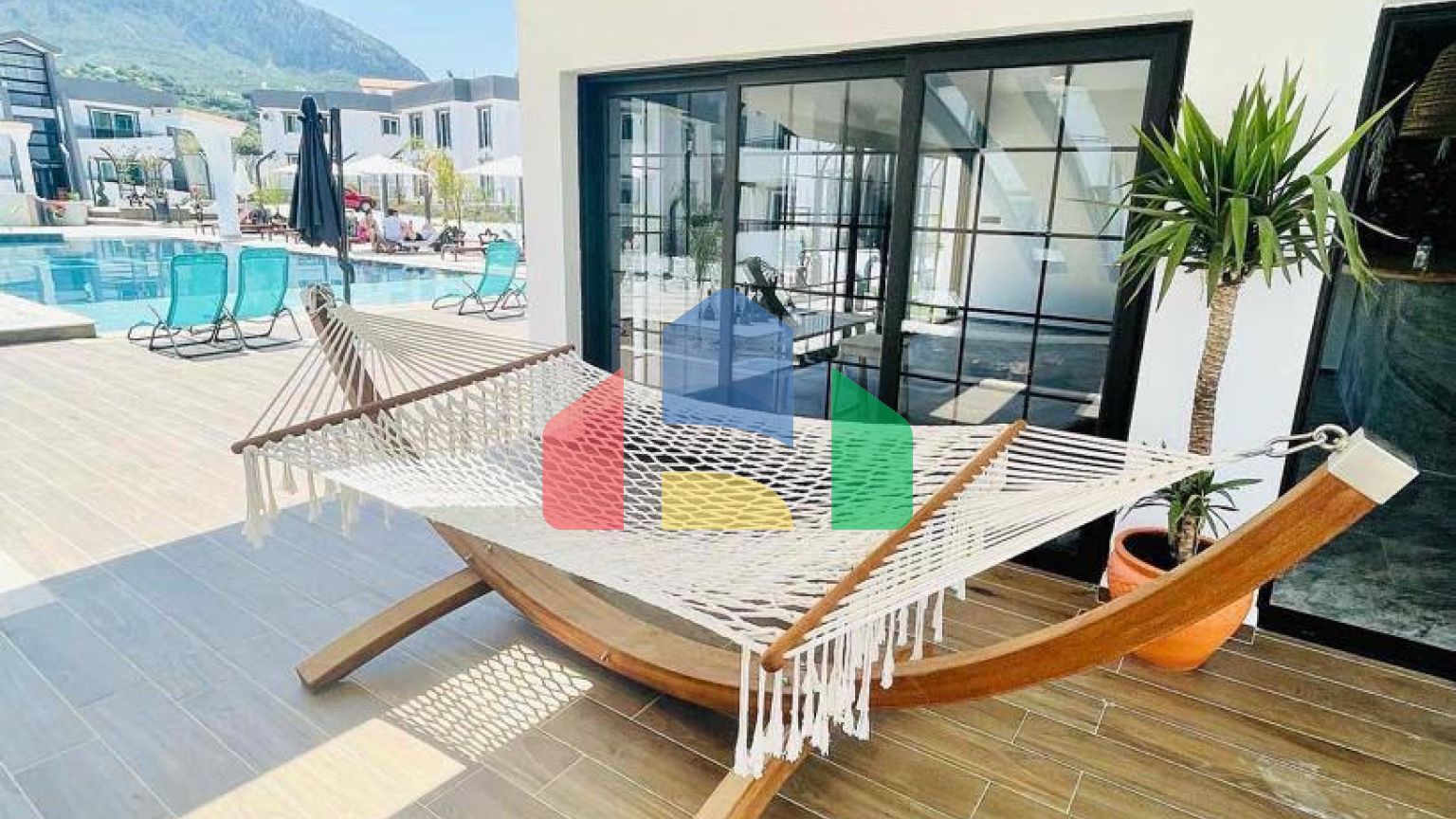 2-комнатные апартаменты 52 м2 с террасой на крыше 30 м2 и полным комплектом мебели