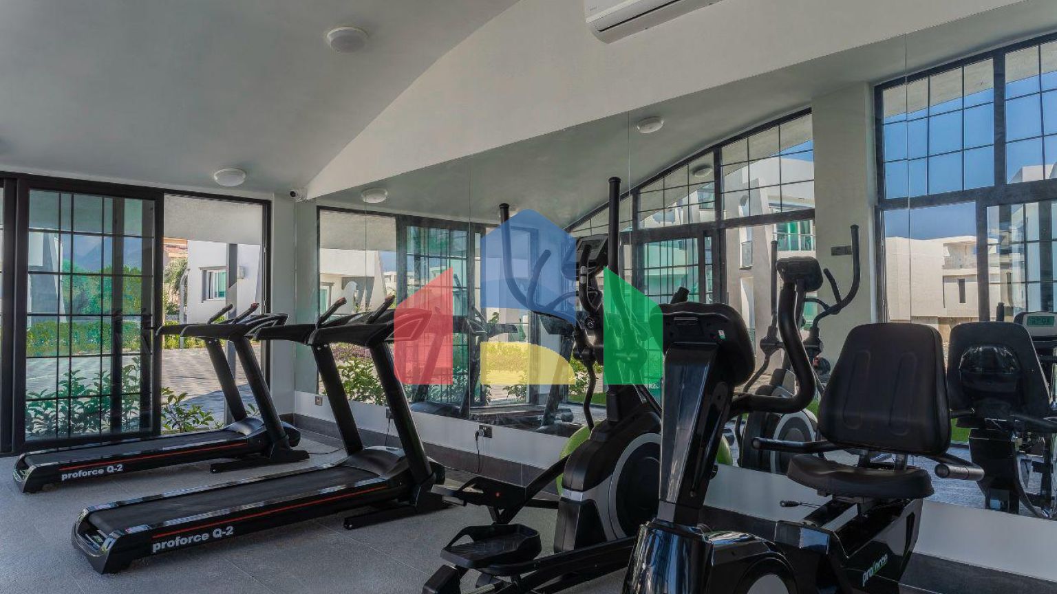 2-комнатные апартаменты 52 м2 с террасой на крыше 30 м2 и полным комплектом мебели