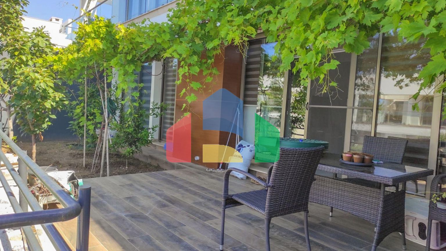 3-комнатные апартаменты 102 м2 с террасой 21 м2 и садом 30 м2 в 500 метрах от моря