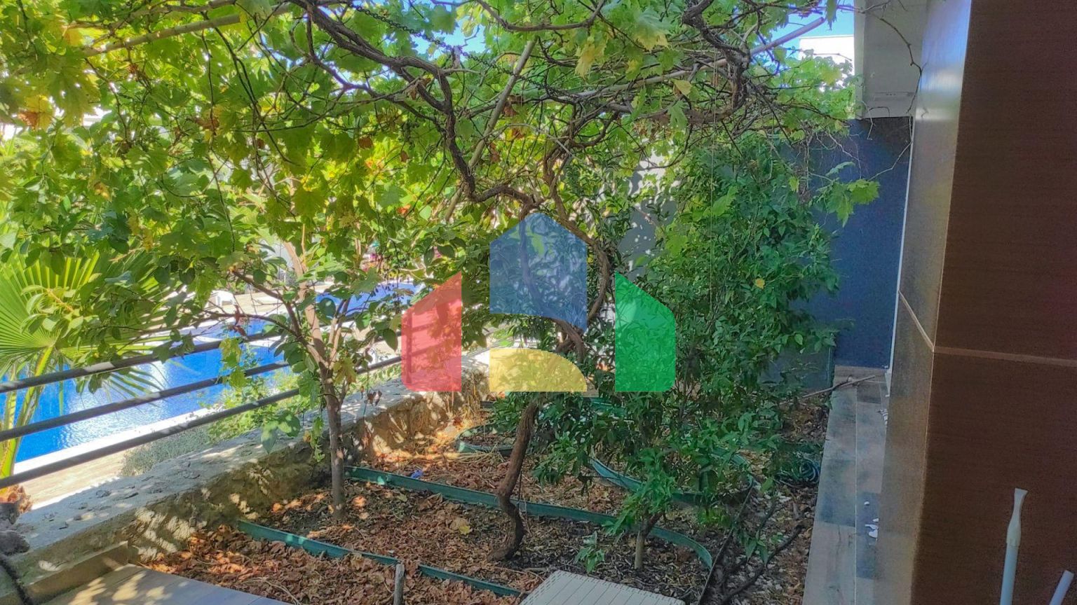 3-комнатные апартаменты 102 м2 с террасой 21 м2 и садом 30 м2 в 500 метрах от моря