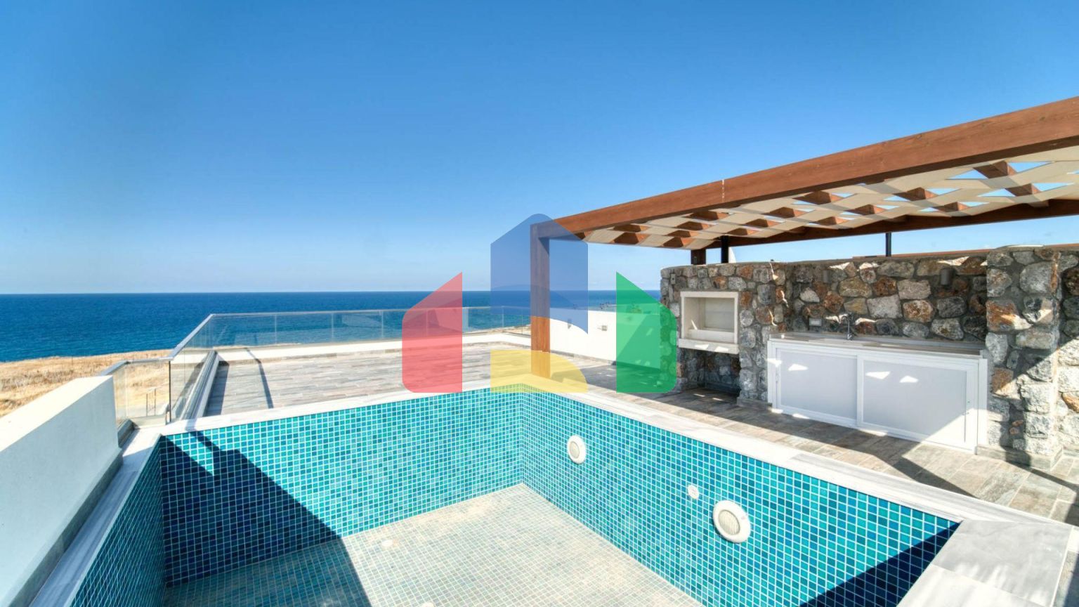 4-комнатный пентхаус 114 м2 с бассейном на крыше и неперекрываемыми видами на море!