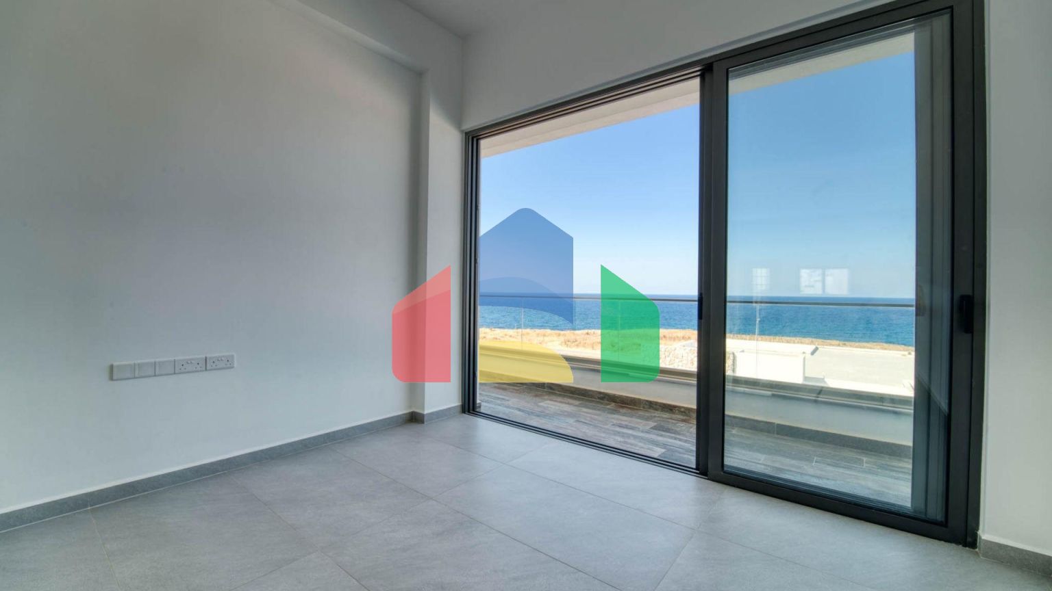 4-комнатный пентхаус 114 м2 с бассейном на крыше и неперекрываемыми видами на море!