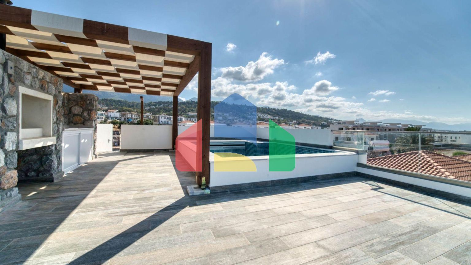 4-комнатный пентхаус 114 м2 с бассейном на крыше и неперекрываемыми видами на море!