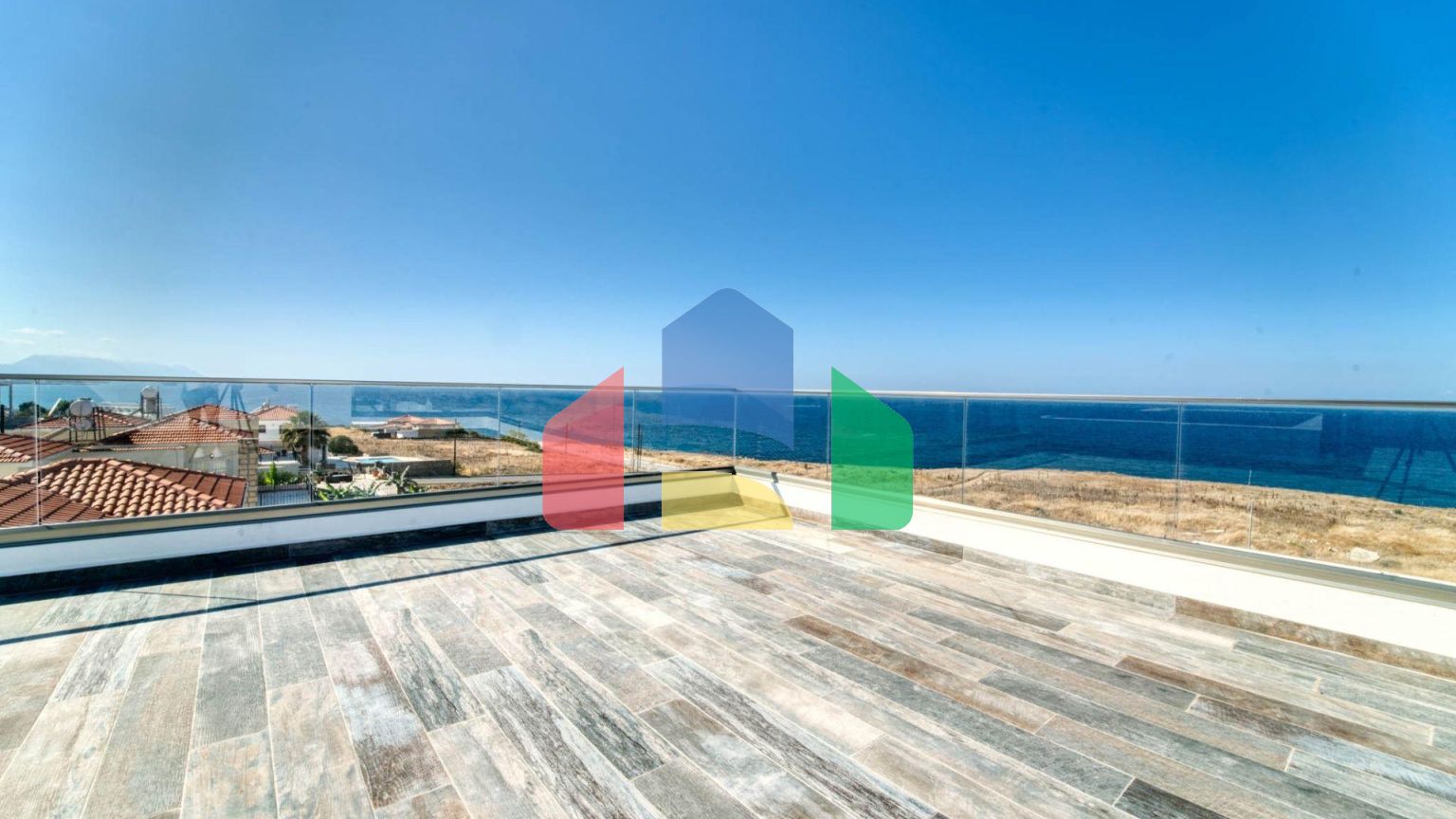 4-комнатный пентхаус 114 м2 с бассейном на крыше и неперекрываемыми видами на море!