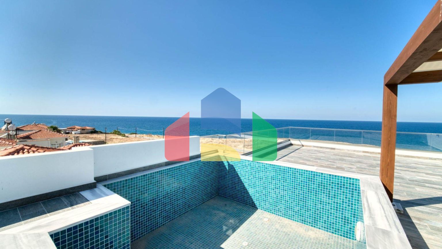 4-комнатный пентхаус 114 м2 с бассейном на крыше и неперекрываемыми видами на море!