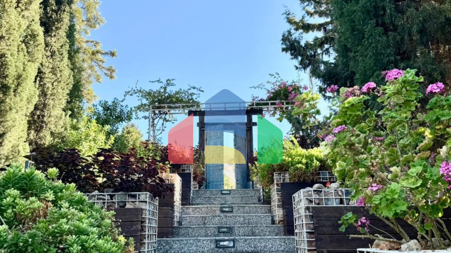 3-комнатный пентхаус 61 м2 с террасой на крыше 44 м2 полностью меблирован