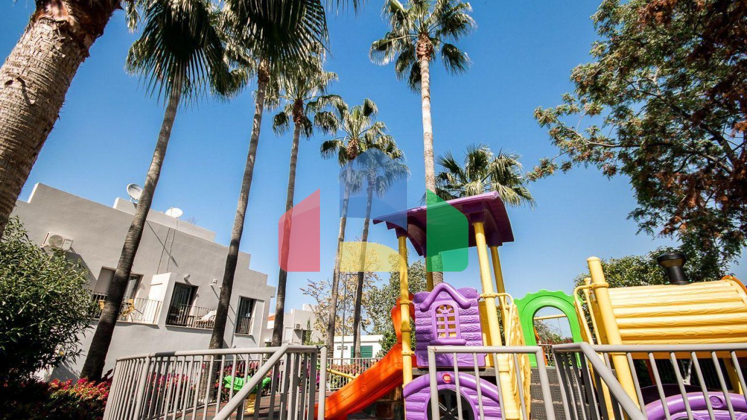 3-комнатный пентхаус 61 м2 с террасой на крыше 44 м2 полностью меблирован