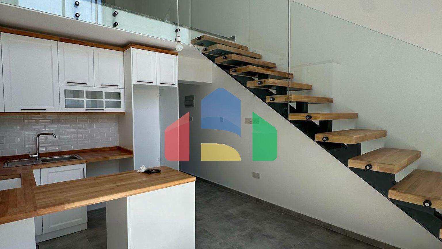 3-комнатный пентхаус loft 70 м2 с террасой на крыше 35 м2 с видами на море!