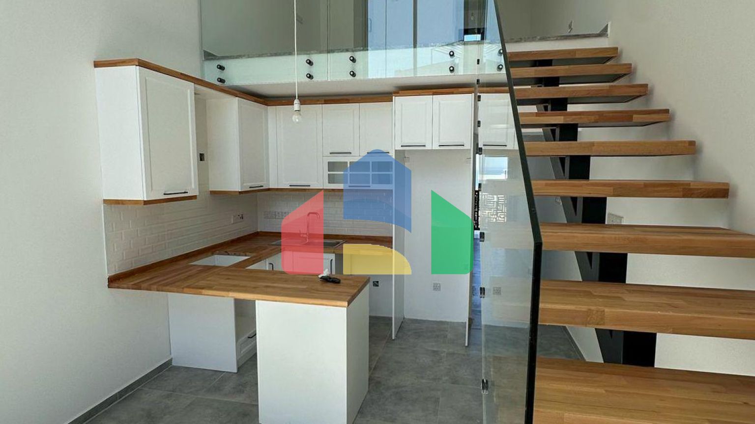 3-комнатный пентхаус loft 70 м2 с террасой на крыше 35 м2 с видами на море!