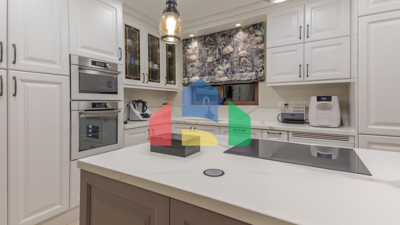 Продаж - Котедж 246 m² В Лимассоле