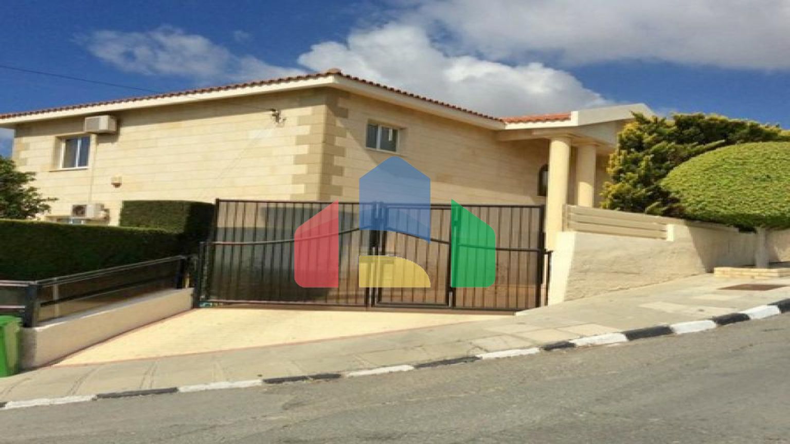 Продаж - Вілла 350 m² В Лимассоле