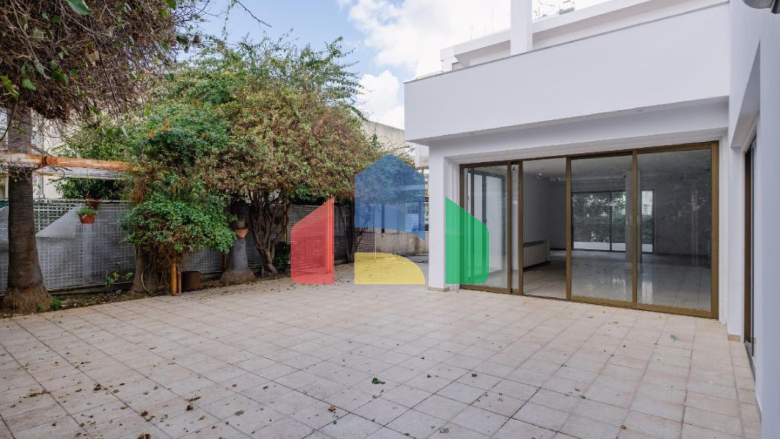 Продаж - Котедж 411 m² В Никосии