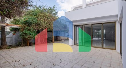 Продаж - Котедж 411 m² В Никосии