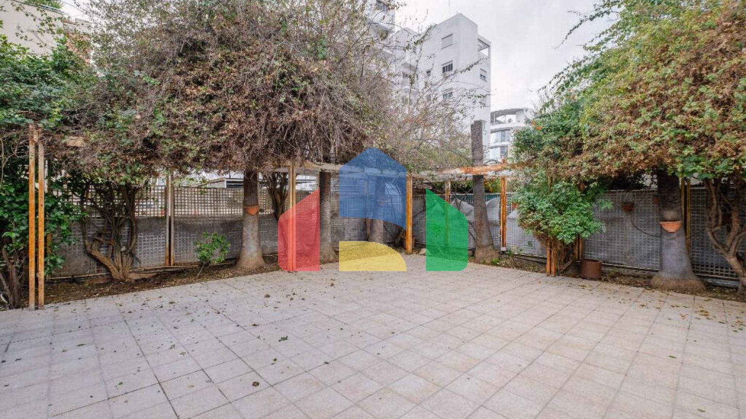 Продаж - Котедж 411 m² В Никосии