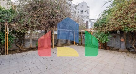 Продаж - Котедж 411 m² В Никосии