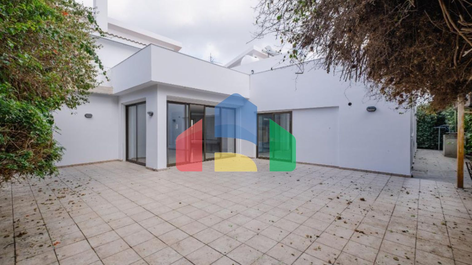 Продаж - Котедж 411 m² В Никосии