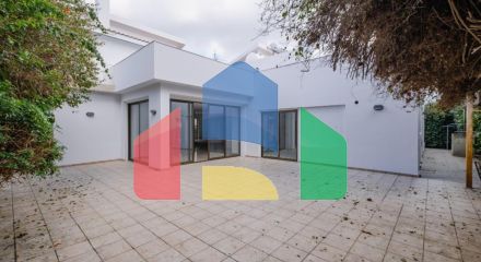 Продаж - Котедж 411 m² В Никосии