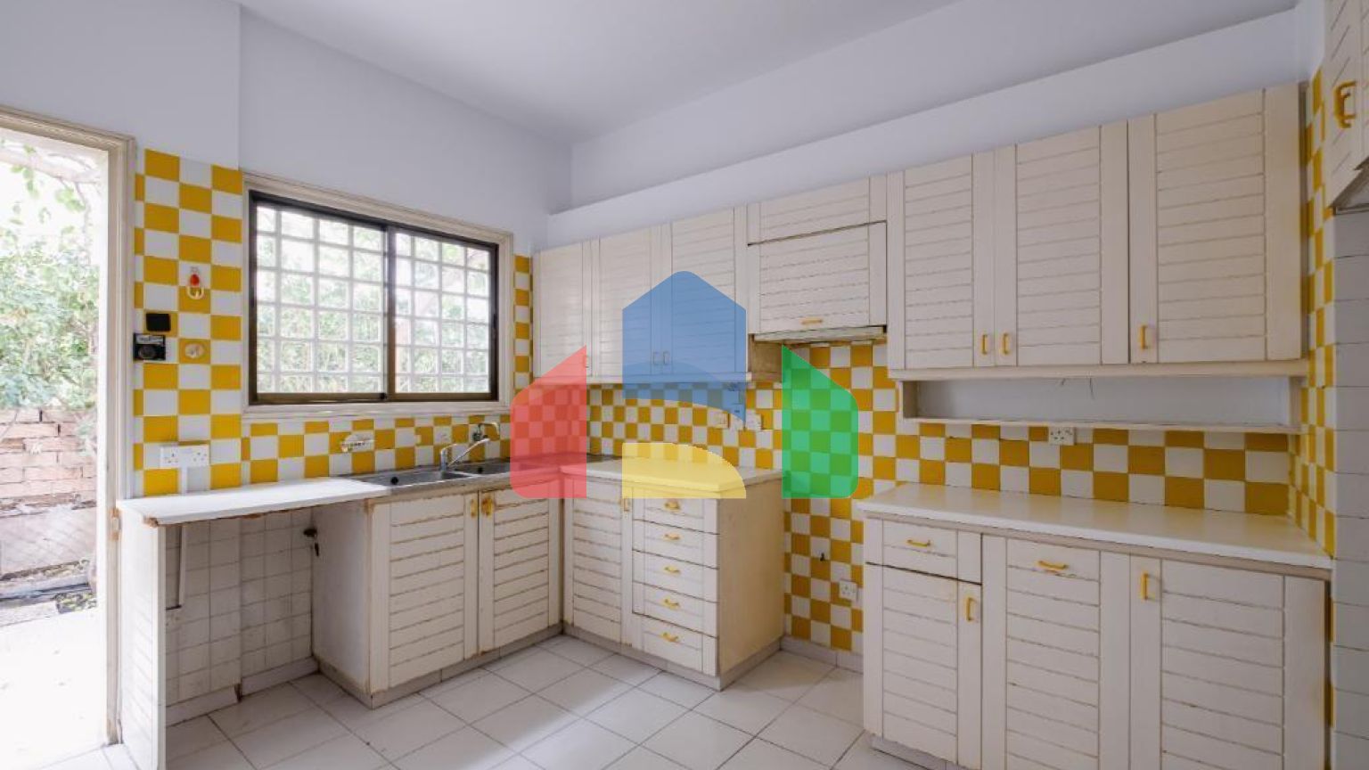 Продаж - Котедж 411 m² В Никосии