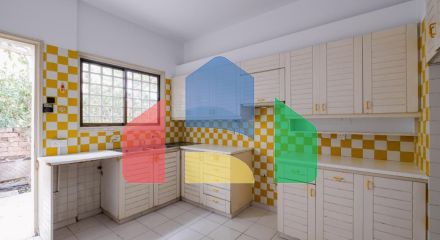 Продаж - Котедж 411 m² В Никосии