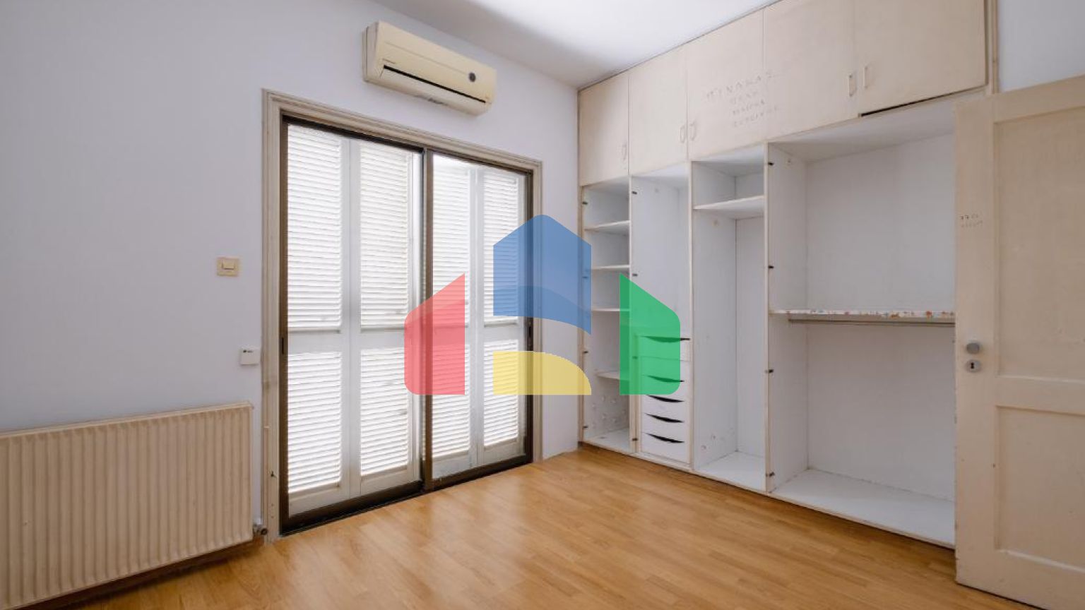 Продаж - Котедж 411 m² В Никосии