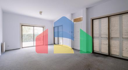 Продаж - Котедж 411 m² В Никосии
