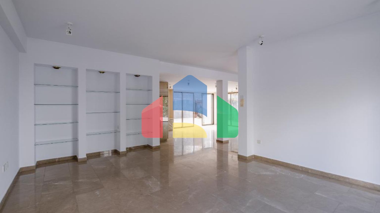 Продаж - Котедж 411 m² В Никосии