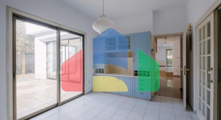 Продаж - Котедж 411 m² В Никосии