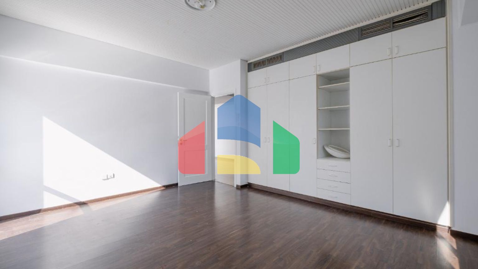 Продаж - Котедж 411 m² В Никосии