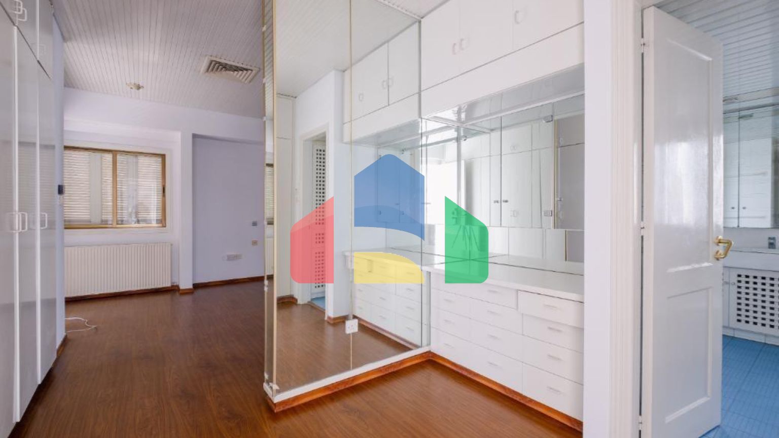 Продаж - Котедж 411 m² В Никосии