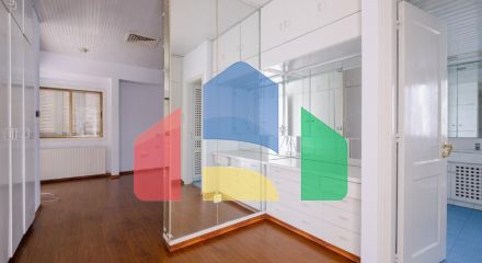 Продаж - Котедж 411 m² В Никосии