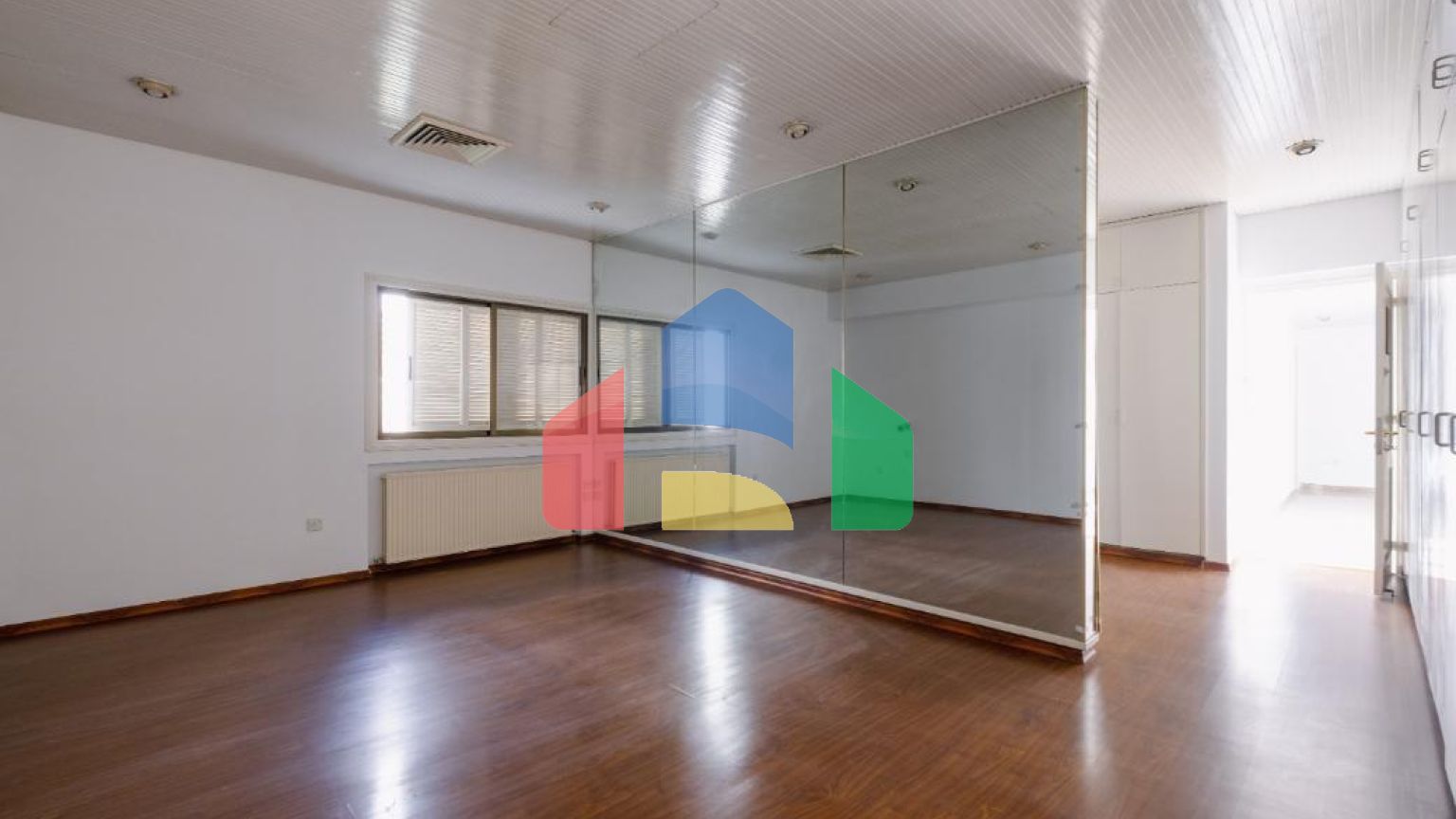 Продаж - Котедж 411 m² В Никосии