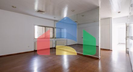 Продаж - Котедж 411 m² В Никосии