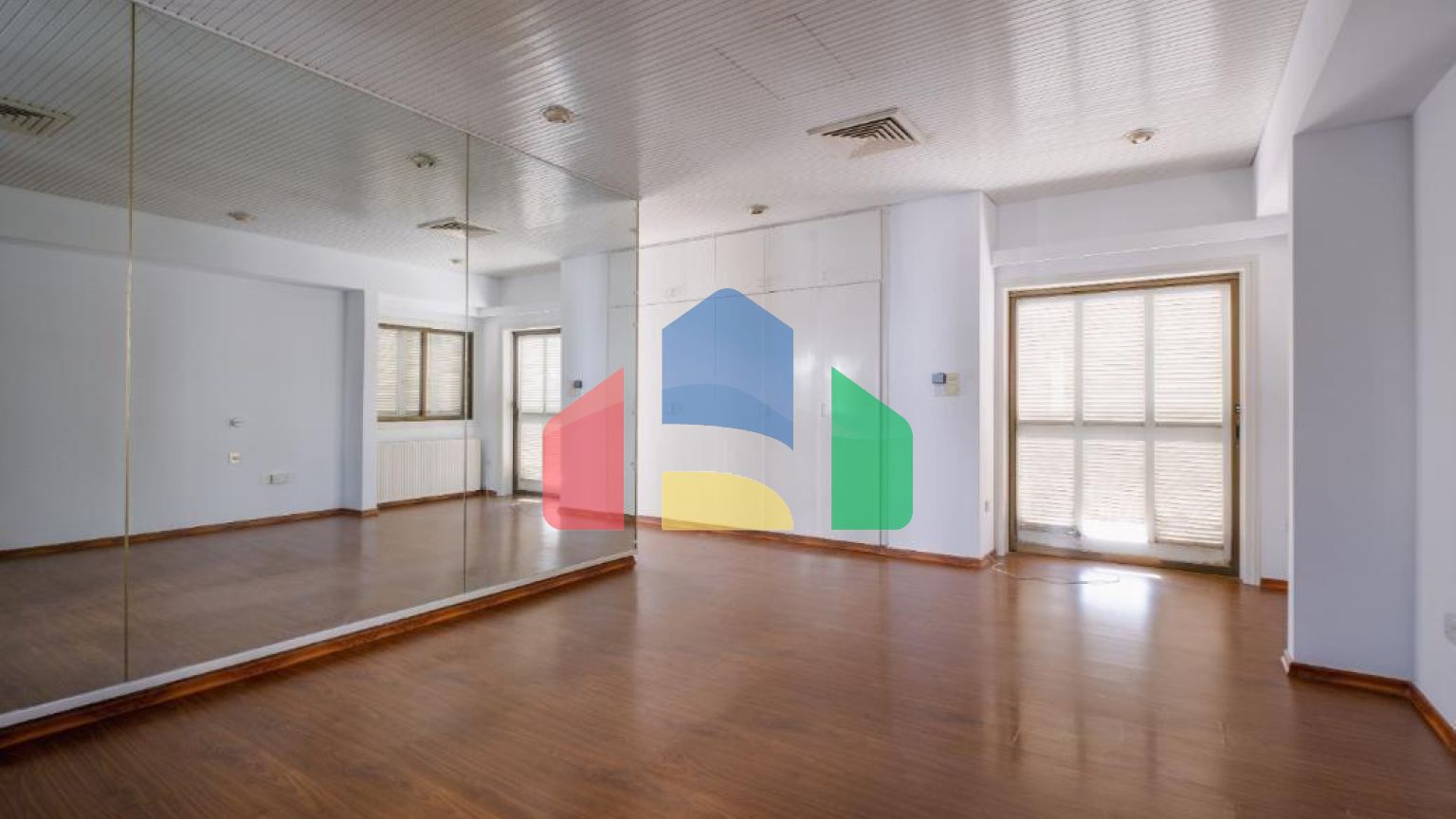 Продаж - Котедж 411 m² В Никосии