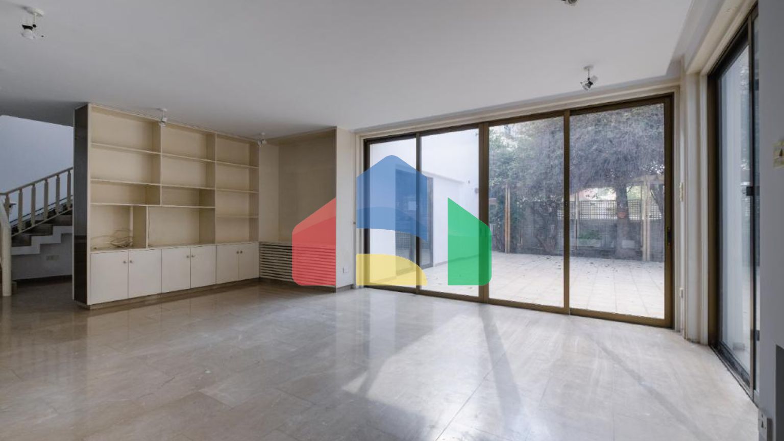 Продаж - Котедж 411 m² В Никосии