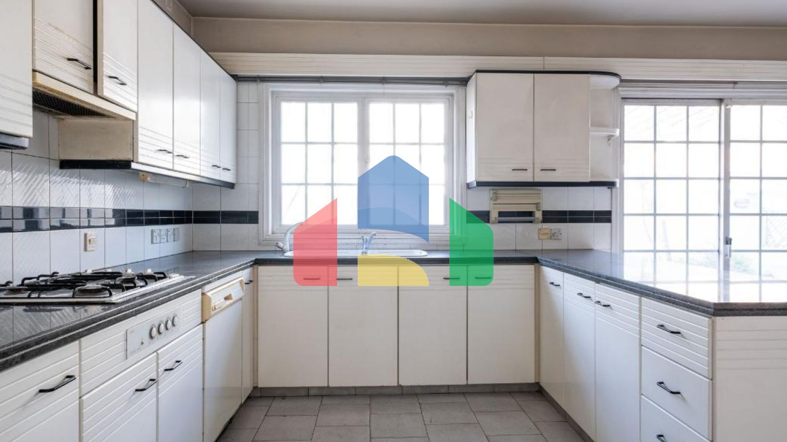 Продаж - Котедж 350 m² В Никосии