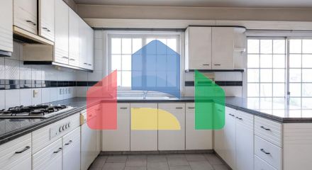 Продаж - Котедж 350 m² В Никосии