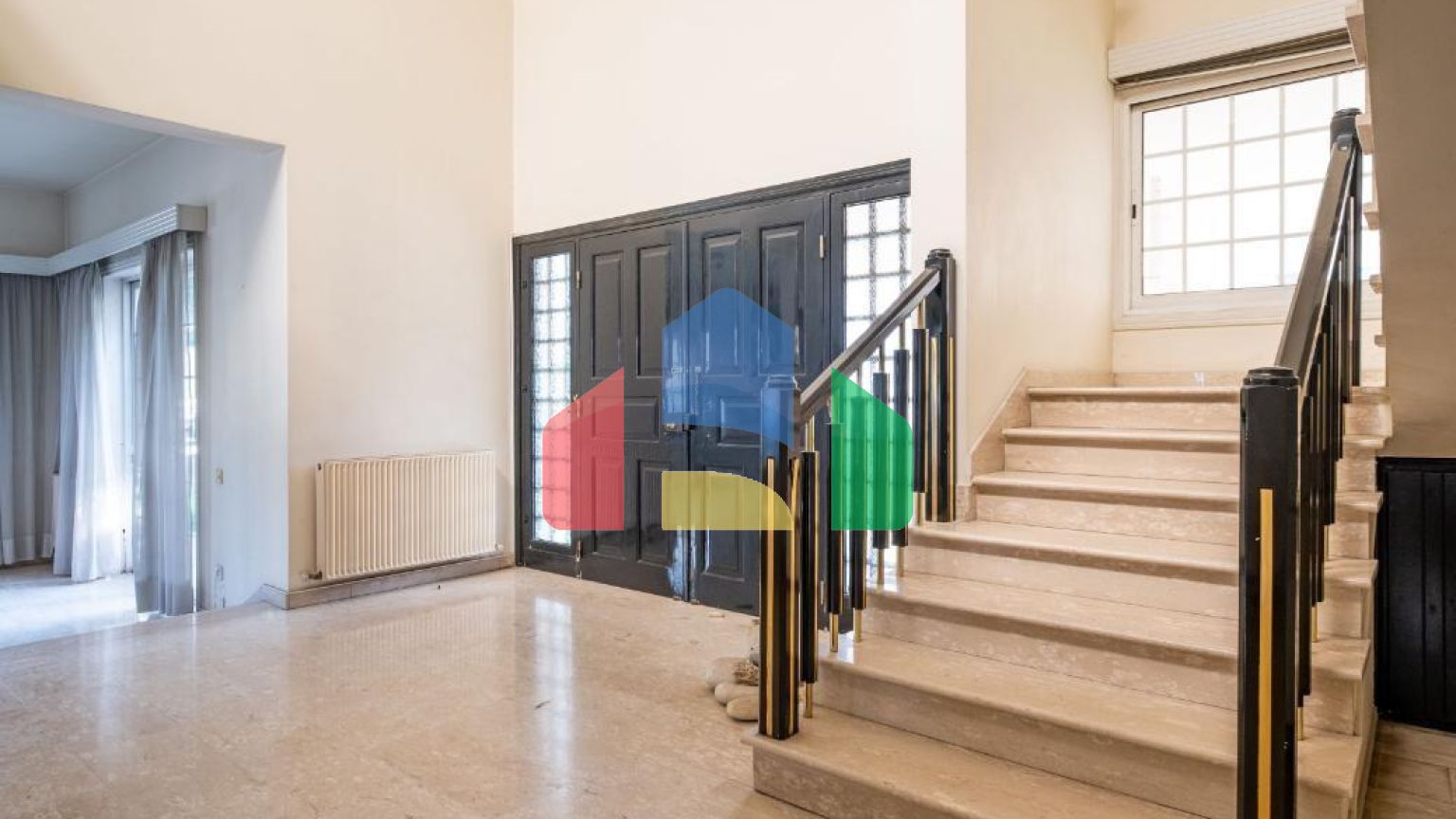 Продаж - Котедж 350 m² В Никосии