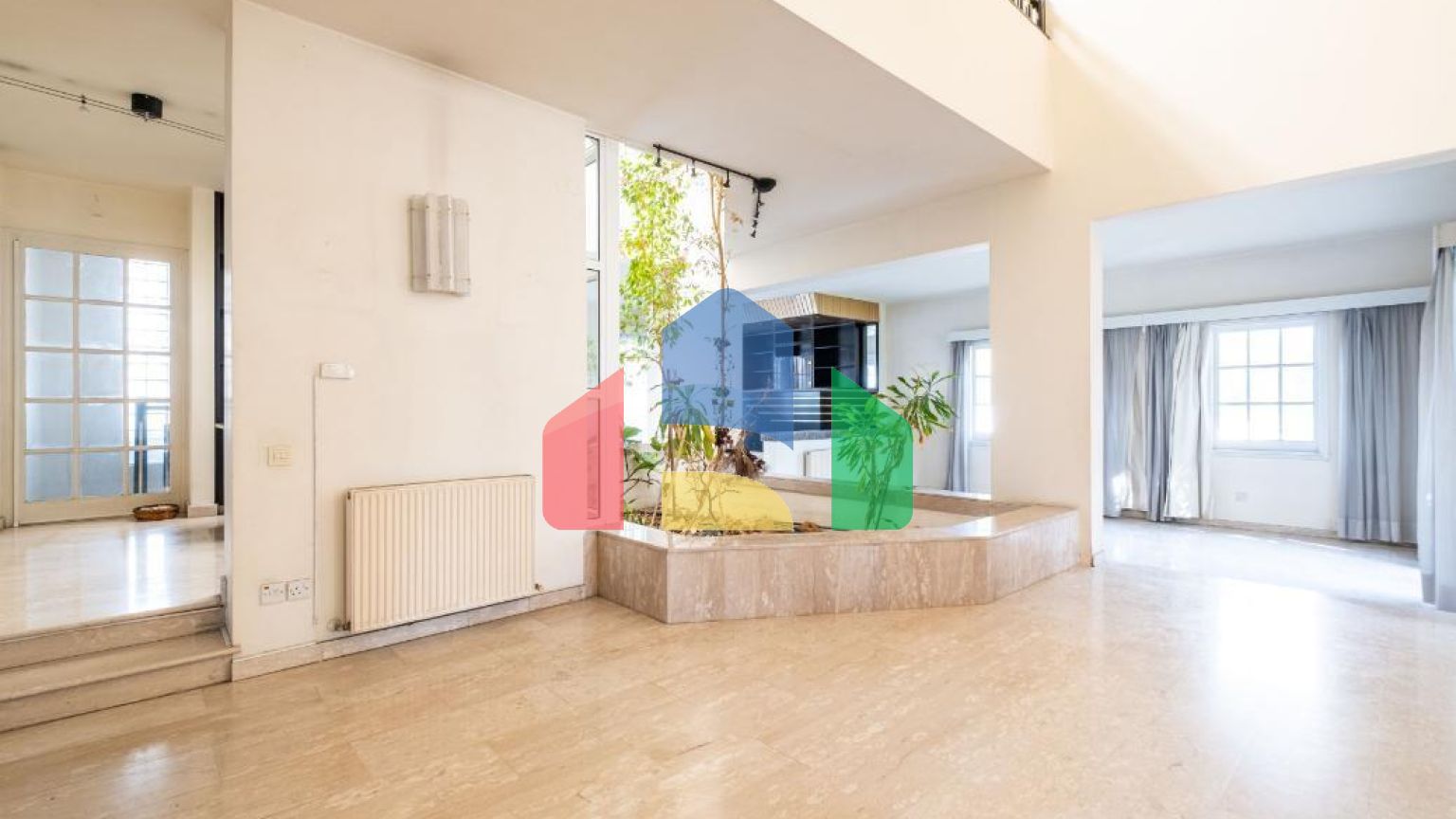 Продаж - Котедж 350 m² В Никосии