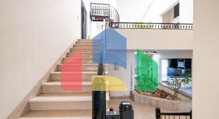 Продаж - Котедж 350 m² В Никосии