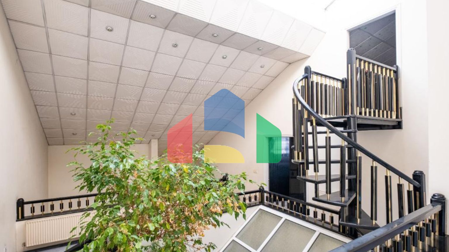 Продаж - Котедж 350 m² В Никосии