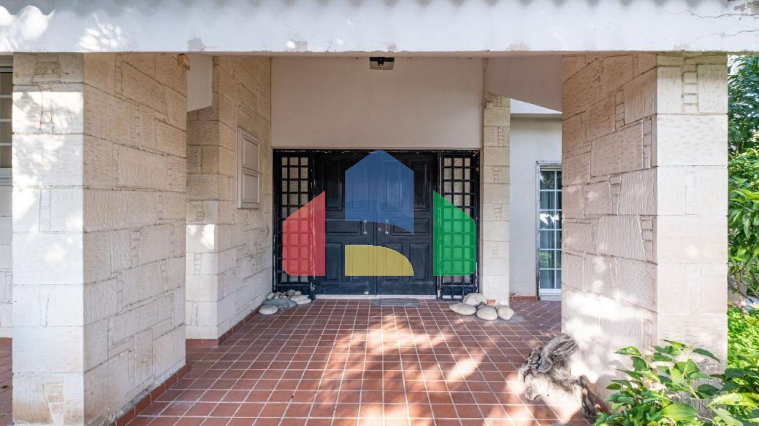 Продаж - Котедж 350 m² В Никосии