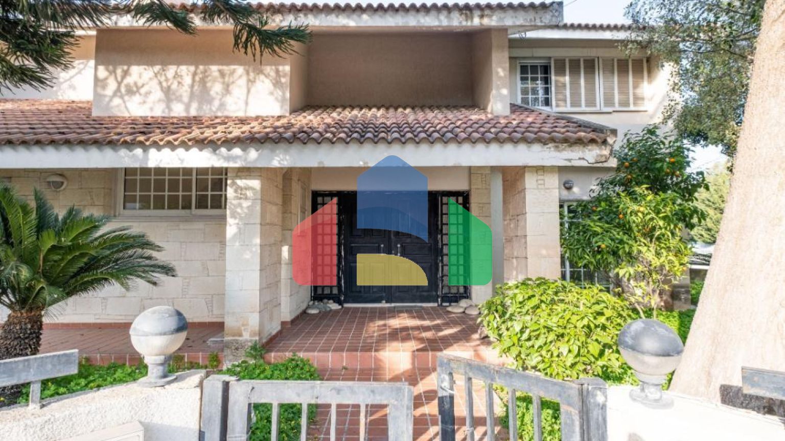 Продаж - Котедж 350 m² В Никосии