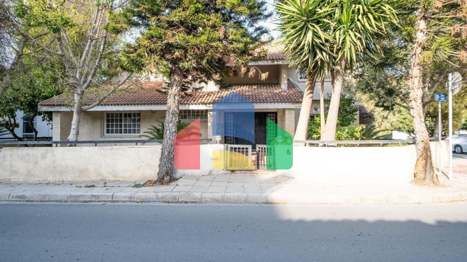 Продаж - Котедж 350 m² В Никосии