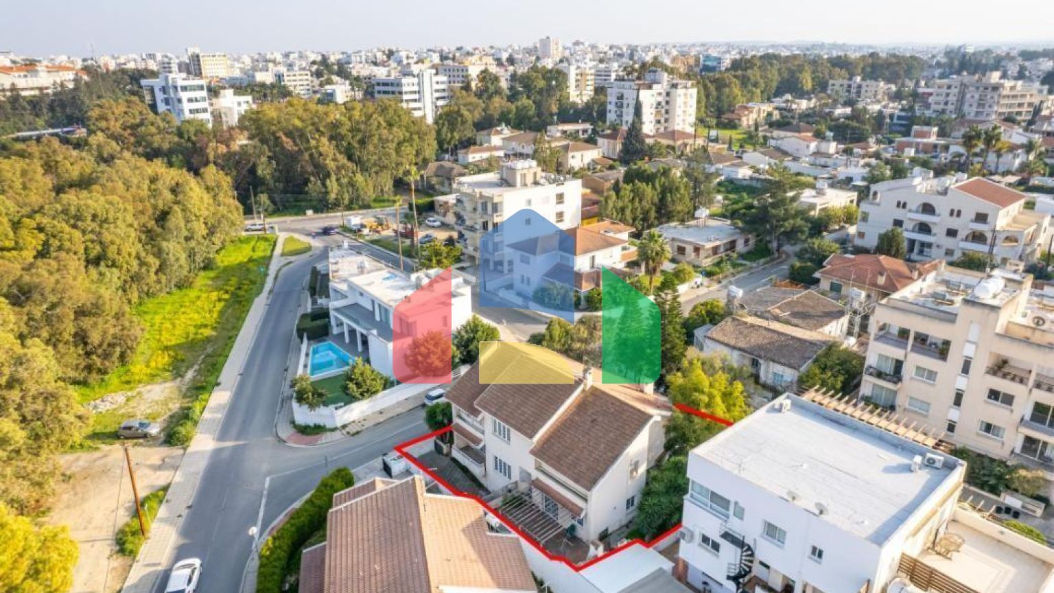 Продаж - Котедж 350 m² В Никосии