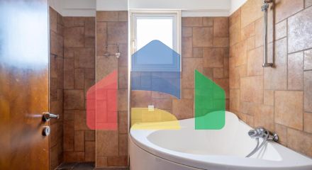 Продаж - Бізнес 595 m² В Никосии