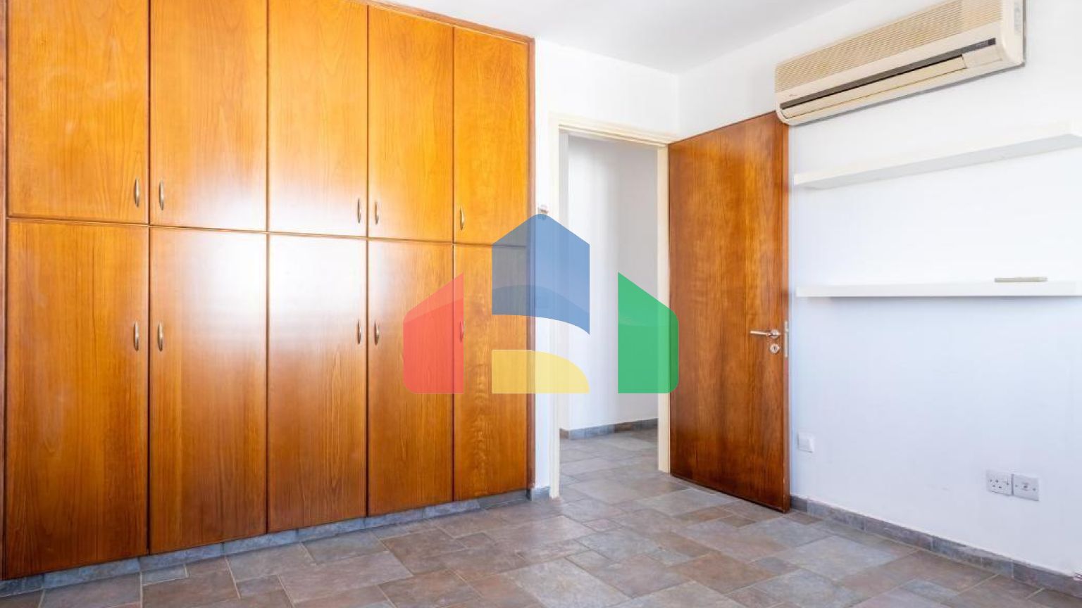 Продаж - Бізнес 595 m² В Никосии