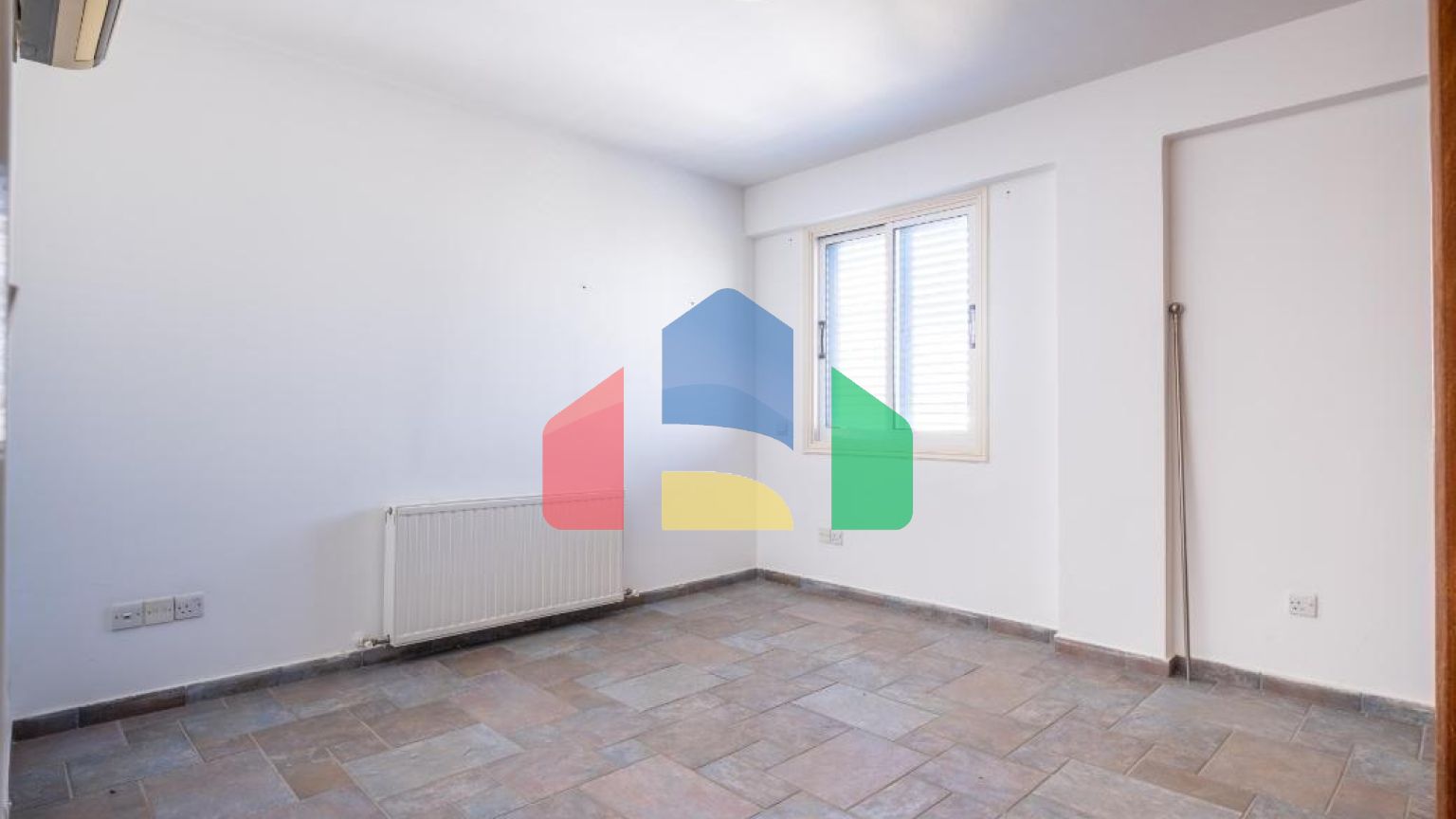 Продаж - Бізнес 595 m² В Никосии