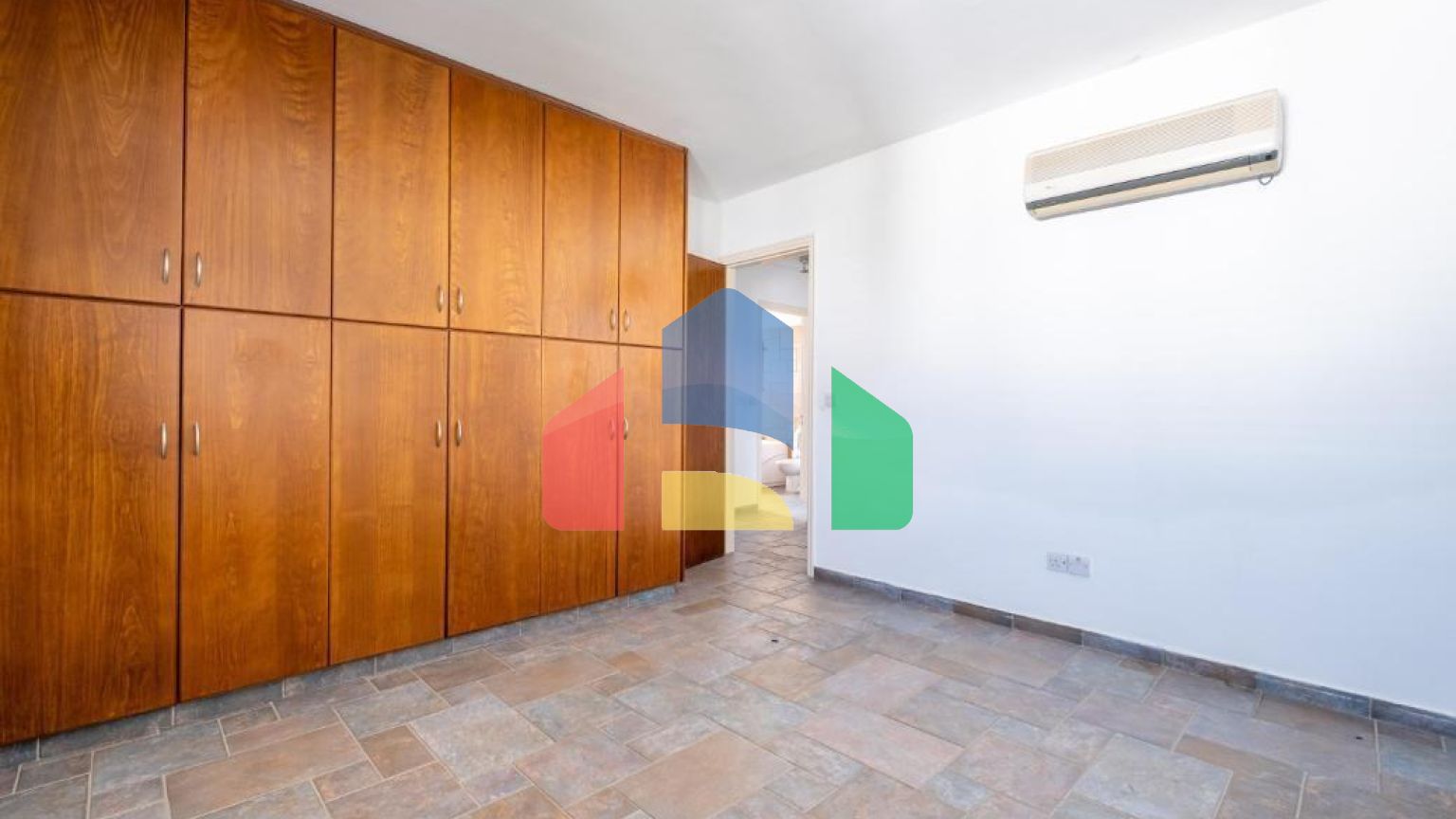 Продаж - Бізнес 595 m² В Никосии